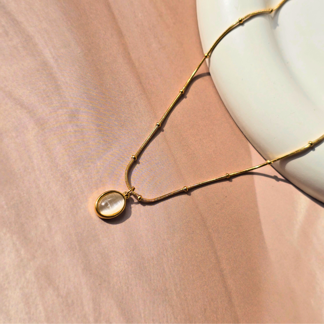 Anti tarnish 18k Gold plated oval shape shell stone pendant with chain