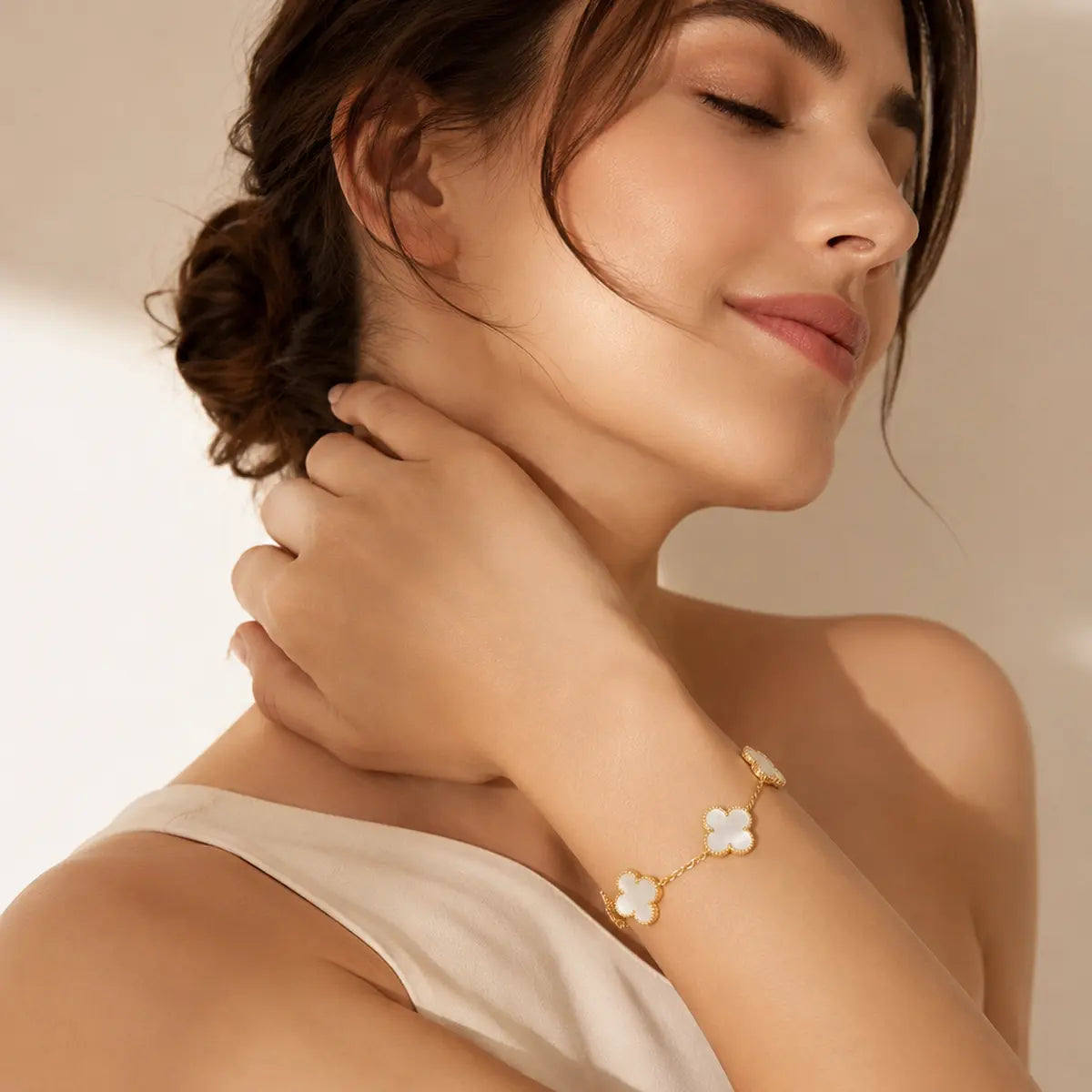 Anti tarnish 18k gold plated white clover bracelet Shimmera